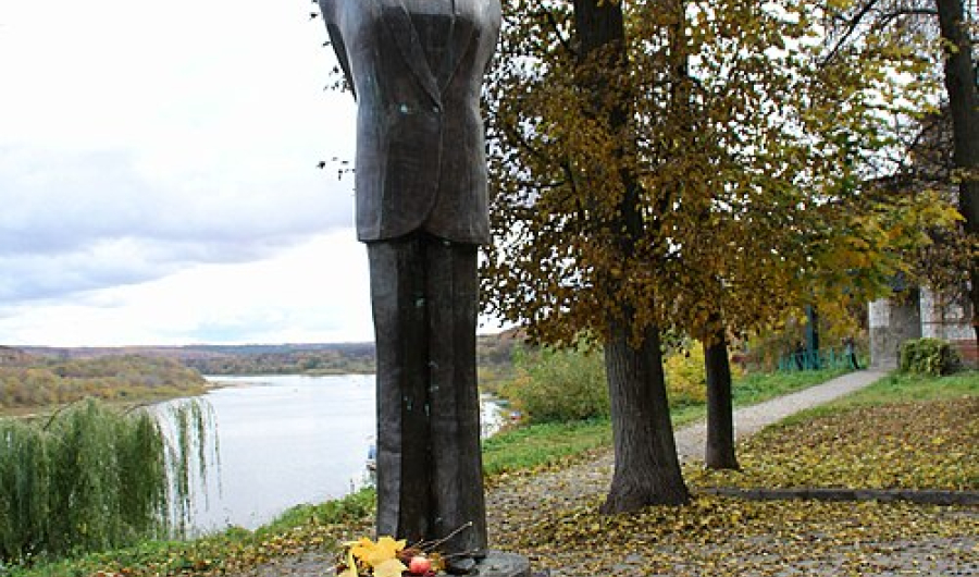 Памятник Б. А. Ахмадулиной