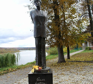 Памятник Б. А. Ахмадулиной