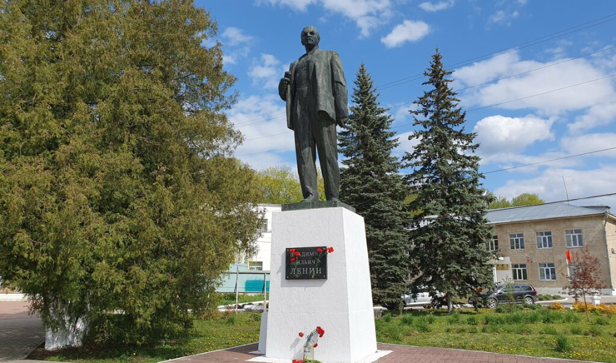 Памятник В. И. Ленину